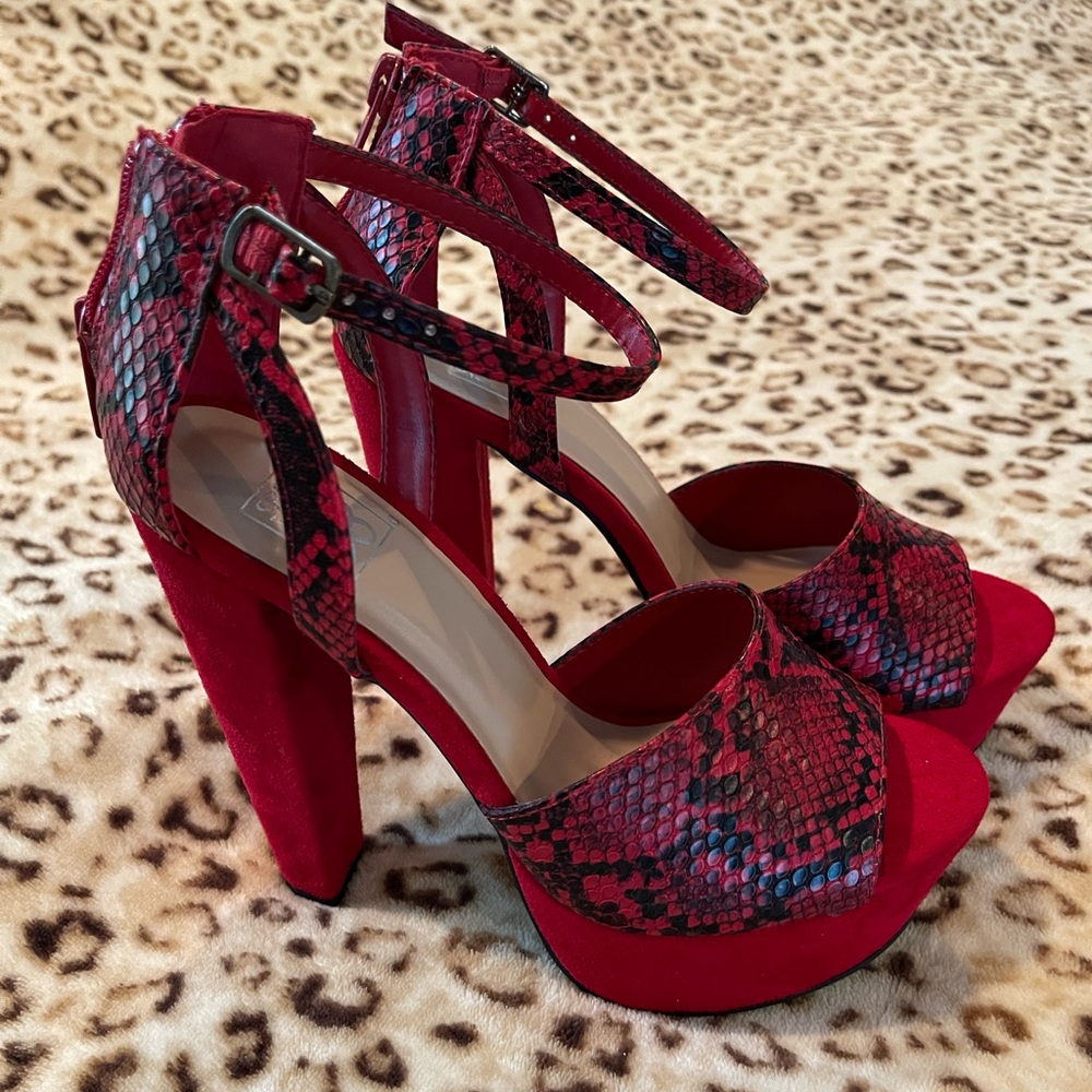 Speed Limit 98 Red/black Snakeskin Platform Heels Size 7 New in Box
